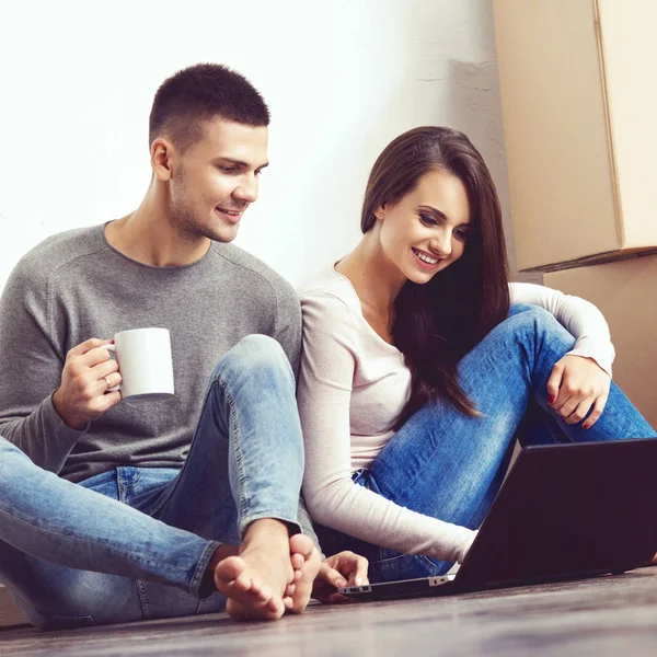 Uomo Donna Con Computer Portatile Scatole Giovane Coppia Navigazione Internet — Foto Stock