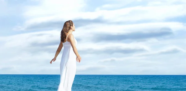 View from the back of beautiful and healthy girl on wooden pier. Vacation, resort and traveling. — Stock Photo, Image