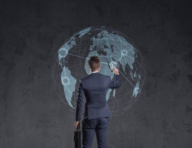 Evrak çantası ile ayakta iş adamı. Dünya harita arka plan. İş, küreselleşme, kavram.