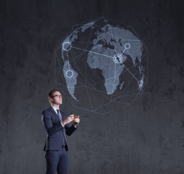 Dünya küre dramatik karanlık bir arka plan üzerinde seyir smartphone ile iş adamı. İş, iş, kariyer, kavram.