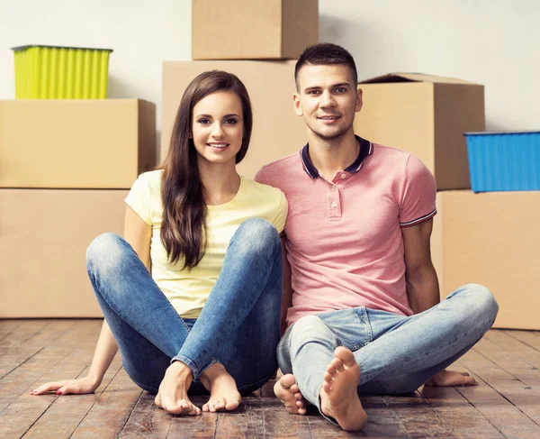 男人和女人搬进新房子 爱的情侣在一个新的家 带盒子的人 — 图库照片