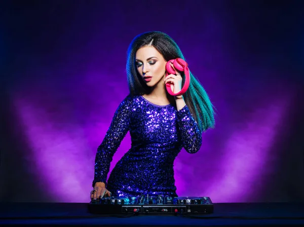 Ung, vacker och sexig dj flicka spelar musik på ett disco parti i en nattklubb — Stockfoto