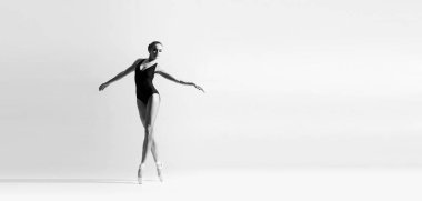 Zarif balerin sanat performansı dans. Genç ve güzel bale dansçısı siyah beyaz.