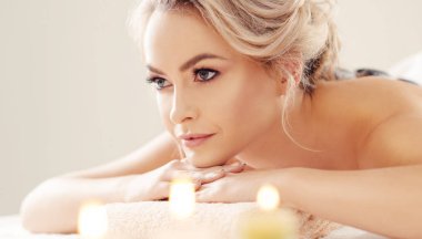 Spa terapisi almak ve tedaviler Masaj güzel ve sağlıklı sarışın kadın.
