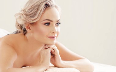 Spa terapisi almak ve tedaviler Masaj güzel ve sağlıklı sarışın bir kadın. Dinlenme ve sağlık kavramı.