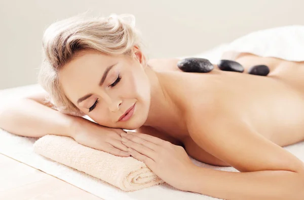 Mooi Gezond Blonde Vrouw Getting Spa Therapie Massage Behandelingen Recreatie — Stockfoto