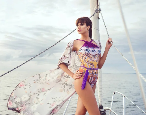 穿着泳装的帆船上摆着美丽性感的时装模特 — 图库照片