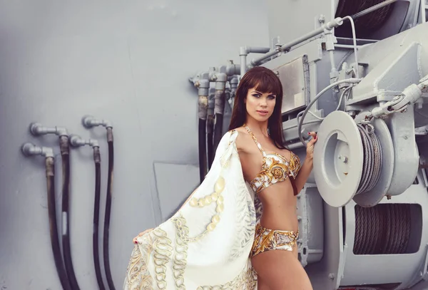Schönes Fittes Und Sexy Mode Model Posiert Badeanzug Vor Militärschiff — Stockfoto