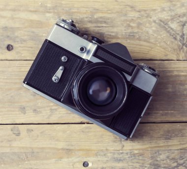 Retro slr kamera ahşap arka plan üzerine. Vintage fotoğraf makinesi.