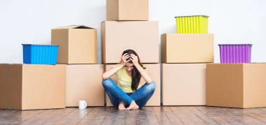 Yeni ev concept. Boş ev iç kutularında olan kadın. 