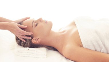 Spa sağlıklı ve güzel bir kız. Rekreasyon, enerji, sağlık, Masaj ve şifa kavramı.