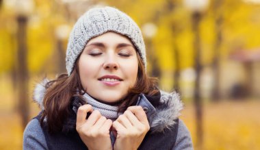 Güzel kadın Park'ta yürüyordunuz. Çekici kız mevsim sonbahar arka plan üzerinde.