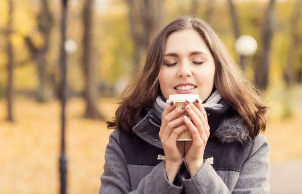 Belle Femme Marchant Dans Parc Fille Attrayante Sur Fond Automne — Photo