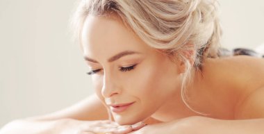 Spa terapisi almak ve tedaviler Masaj güzel ve sağlıklı sarışın bir kadın. Dinlenme ve sağlık kavramı.