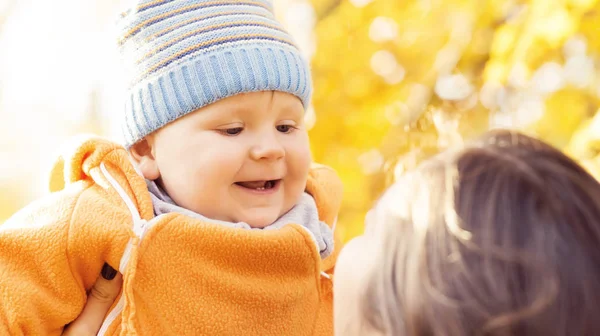 Park Toddler Bebek Ile Oynarken Annesi Anne Oğlu Mevsim Sonbahar — Stok fotoğraf