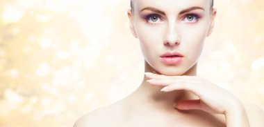 Sarı sonbahar arka plan Genç, doğal ve sağlıklı kadın portresi. Sağlık, spa, makyaj ve yüz kavramı kaldırma.