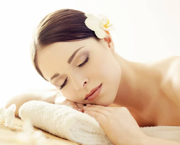 Retrato de una chica en el spa. Procedimiento de terapia de masaje. Cuidado de la piel y concepto de masaje . —  Fotos de Stock