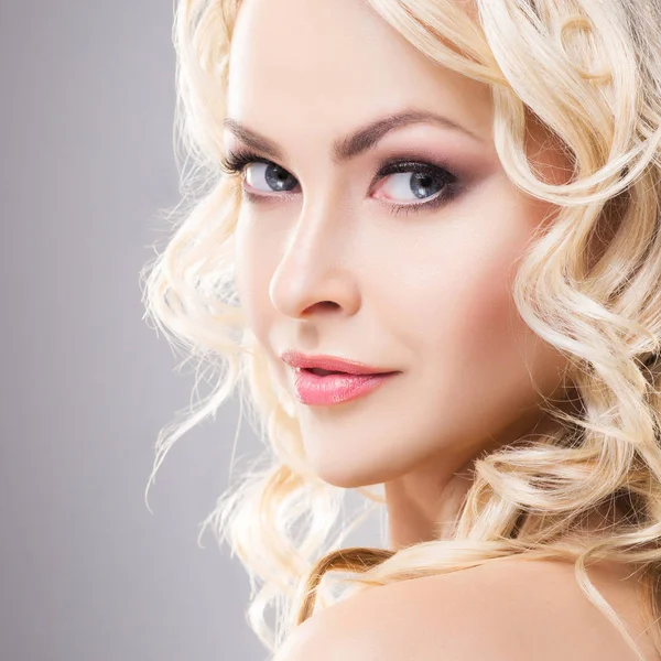 Portrét Krása Atraktivní Blond Dívka Kudrnatými Vlasy Krásný Účes Koncept — Stock fotografie