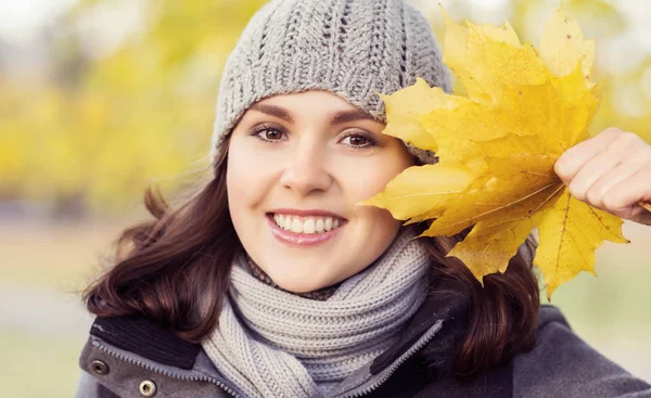 Mooie vrouw wandelen in het park. Meisje op seizoensgebonden herfst achtergrond. — Stockfoto