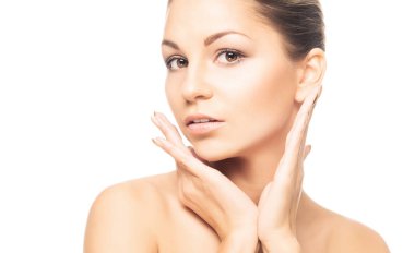 Genç ve sağlıklı bir kız güzel yüzü. Cilt Bakımı, kozmetik ve yüz kavramı kaldırma.