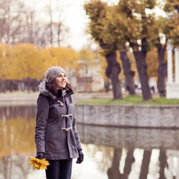 美丽的女人在公园散步 有魅力的女孩在季节性秋天背景下 — 图库照片