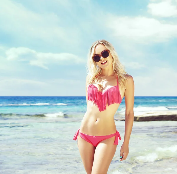 Красива Приваблива Сексуальна Дівчина Рожевому Купальнику Позує Пляжі Влітку Море — стокове фото