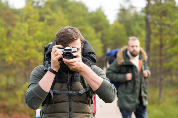 キャンプ 旅と友情の概念 バックパックとひげと彼の友人は 森でのハイキングを持つ男 — ストック写真