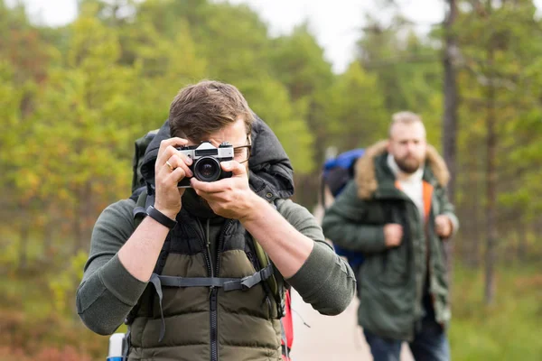 Koncept Camp Dobrodružství Cestování Přátelství Muž Batohem Vousy Jeho Přítel — Stock fotografie