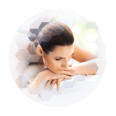 Genç ve güzel kadın Spa. Petek mozaik karolar ile kolaj. Şifa ve konsept Masaj.