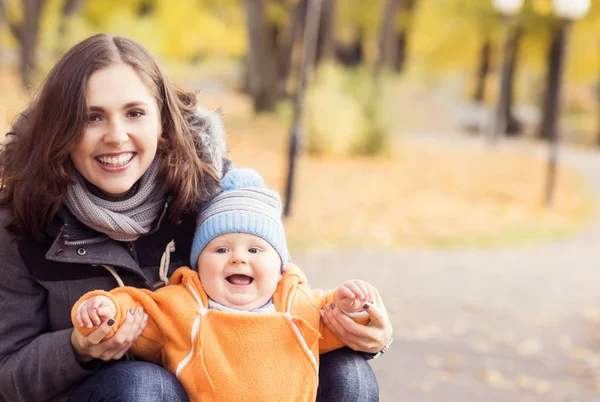 Mamma Gioca Parco Con Suo Bambino Mamma Figlio Sfondo Autunno — Foto Stock