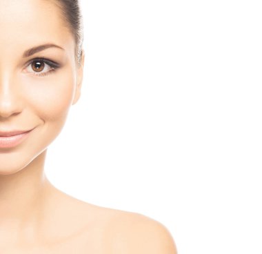 Beyaz arka planda izole edilmiş insan yüzü. Güzel, taze ve sağlıklı bir kadının spa portresi..