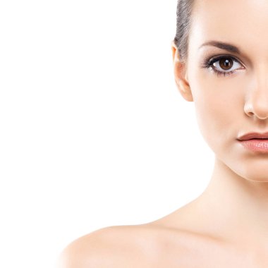 Beyaz arka planda izole edilmiş insan yüzü. Güzel, taze ve sağlıklı bir kadının spa portresi..