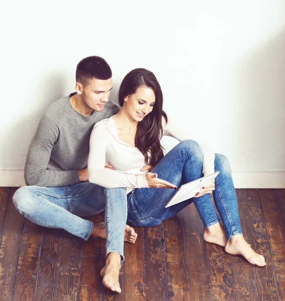 Mann Und Frau Mit Tablet Computer Und Schachtel Junges Paar — Stockfoto