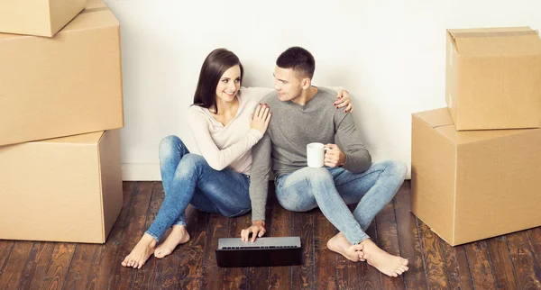 Man Vrouw Met Een Vakken Zakboekje Computer Jong Koppel Surfen — Stockfoto