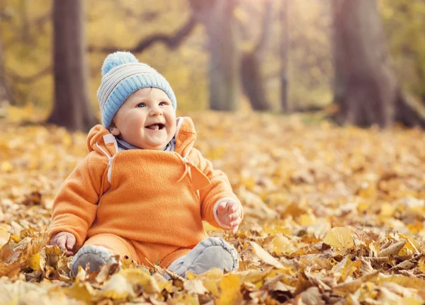 Bebê Criança Feliz Brincando Com Folhas Parque Outono Conceito Outono — Fotografia de Stock