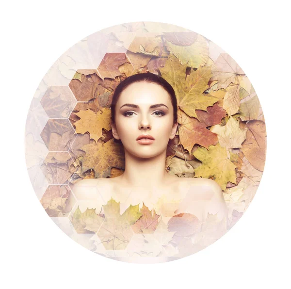 Retrato Menina Jovem Natural Saudável Sobre Fundo Folhas Outono Cuidados — Fotografia de Stock