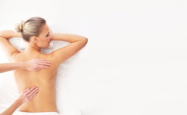 Spa sağlıklı ve güzel bir kadın. Rekreasyon, enerji, sağlık, Masaj ve şifa kavramı.