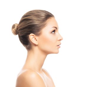 Genç ve sağlıklı bir kız güzel yüzü. Cilt Bakımı, kozmetik ve yüz kavramı kaldırma.