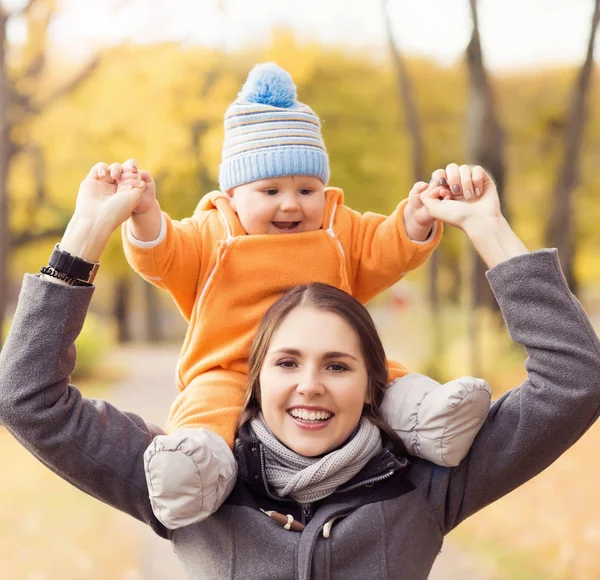 母は彼女の幼児の赤ちゃんと一緒に公園で遊んで お母さんと息子の季節秋背景の上 愛と家族の概念 — ストック写真