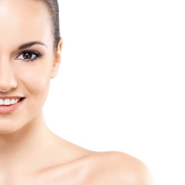 Beyaz arka planda izole edilmiş insan yüzü. Güzel, taze ve sağlıklı bir kadının spa portresi..