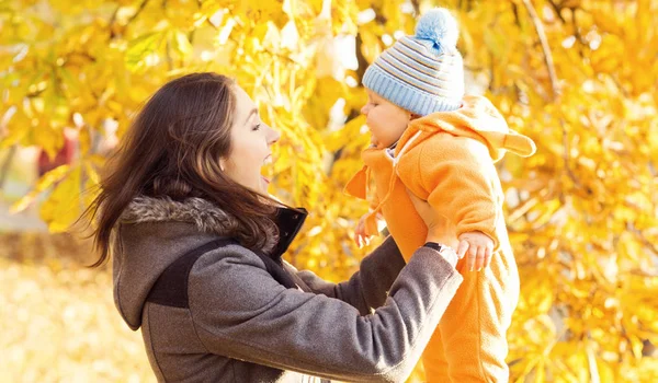 Mamma Spelar Parken Med Hennes Barn Baby Mamma Och Son — Stockfoto