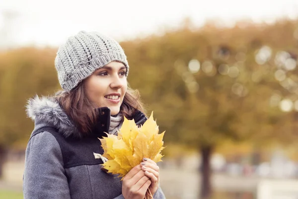 公園で歩いている美しい女性 季節秋背景に魅力的な女の子 — ストック写真
