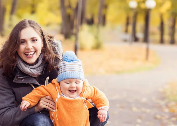 Mamma Gioca Parco Con Suo Bambino Mamma Figlio Sfondo Autunno — Foto Stock