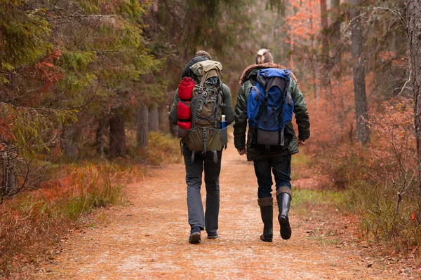 Due Ragazzi Barbuti Con Gli Zaini Che Camminano Nella Foresta — Foto Stock