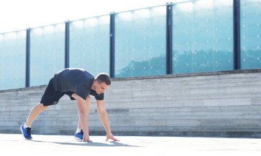 Genç ve spor giyim açık eğitim sportif adam. Yakışıklı ve formda adam sokakta. Spor, sağlık, fitness ve kentsel atletizm.