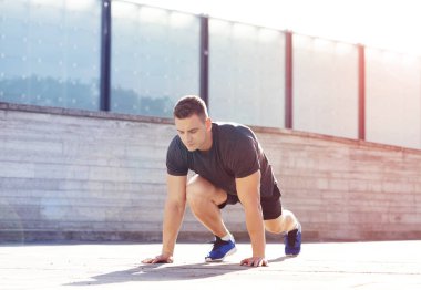 Genç, uygun ve spor içinde açık eğitim güçlü adam. Yakışıklı ve günbatımı ışığında adam. Spor, sağlık, fitness ve kentsel atletizm ve sokak spor salonu.