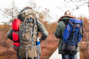 Sırt çantaları bataklıklarında hiking ile iki sakallı adam. Kamp, macera, seyahat ve balık tutma kavramı.