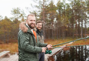 Balıkçı bir nehirde balık yakalamak bir iplik çubuk ile. Adam bir hafta sonu. Hobi, eğlence ve etkin yaz ve sonbahar kavramı. Kırsal arka plan.