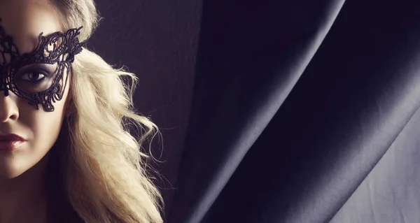 Портрет Молодой Женщины Винтажной Маске Лицо Привлекательной Блондинки Красивой Прической — стоковое фото