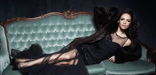 Schöne Und Junge Frau Posiert Schwarzem Kleid Auf Cyan Sofa — Stockfoto